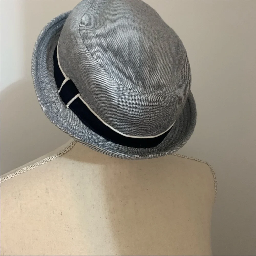The children place kids hat
